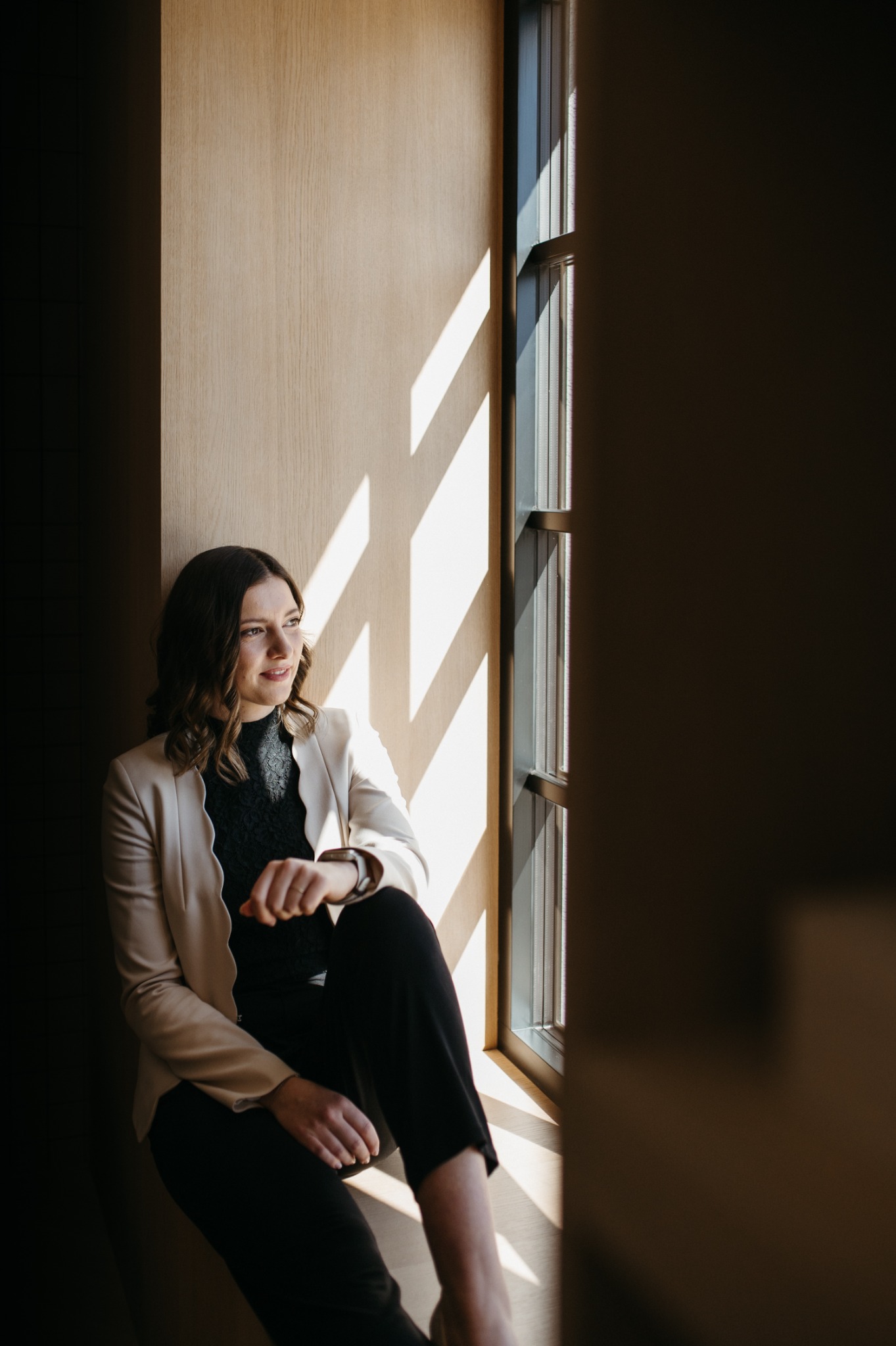 Laura Kainberger am Fenster